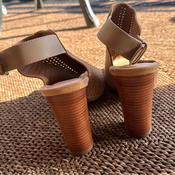 Tahari Margaret 2 Camel Suede Cut Out Peep Toe Slingback Block Heels Womens 10 - Picture 10 of 13